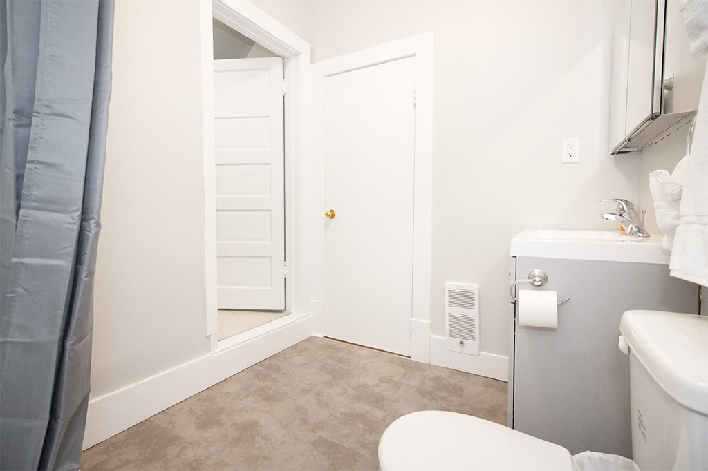 826 Wolseley House Rental Suites Apartments, 826 Wolseley Avenue